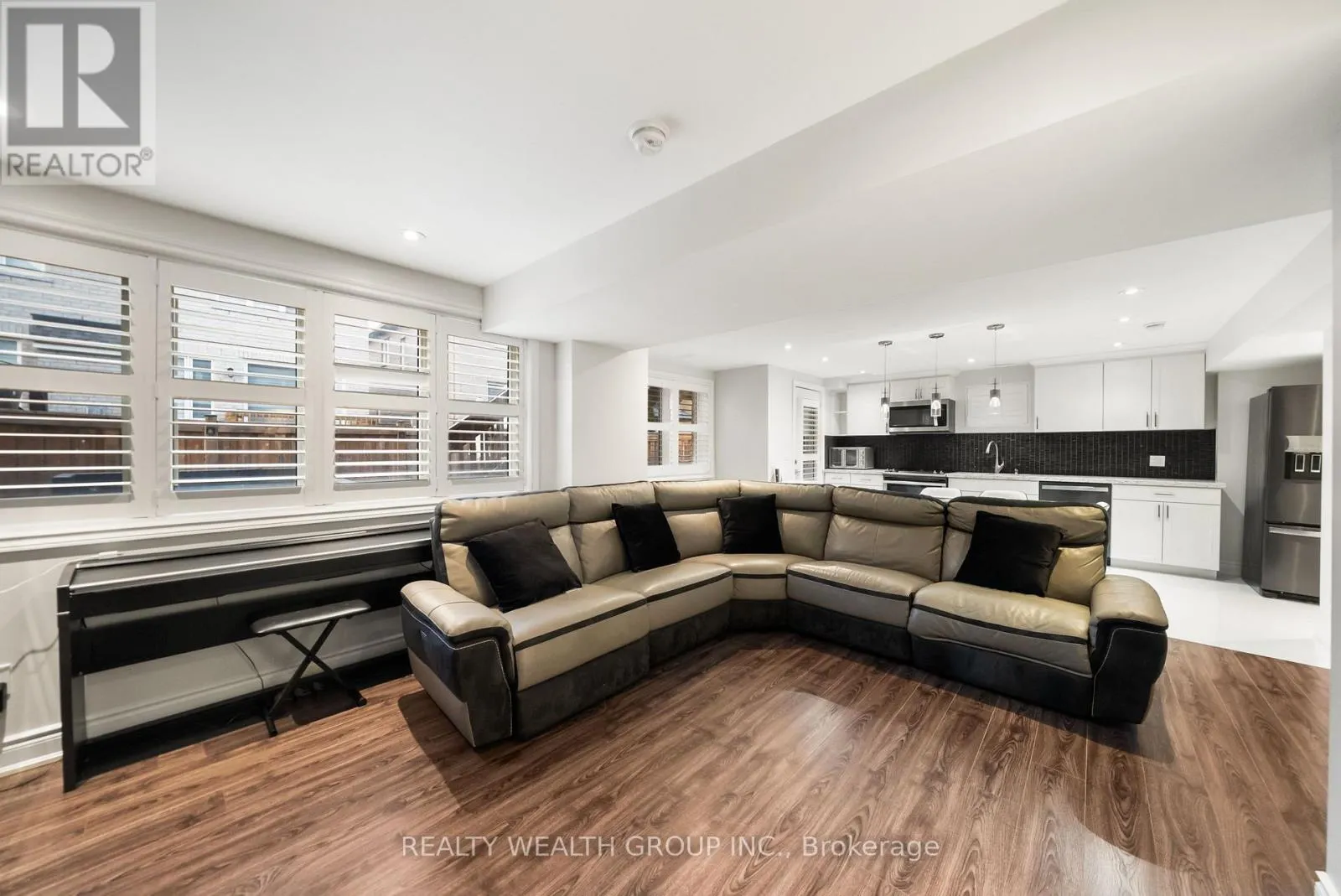 42 MONDIAL CRESCENT