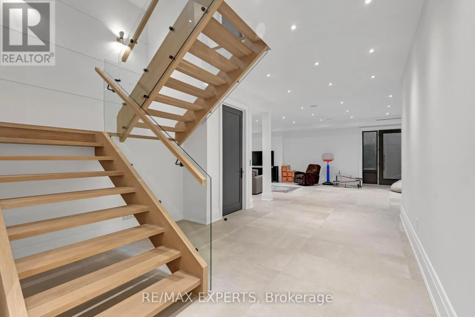 108 HOLLINGSWORTH DRIVE