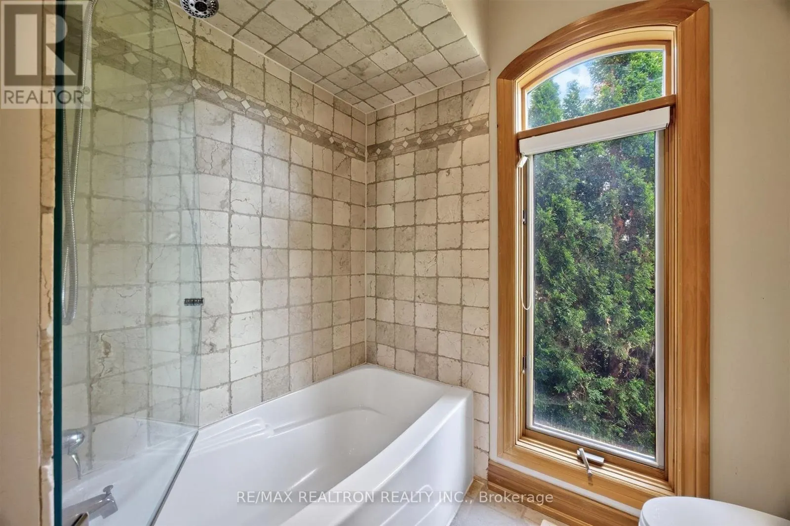 24 MAPLEHYRN AVENUE