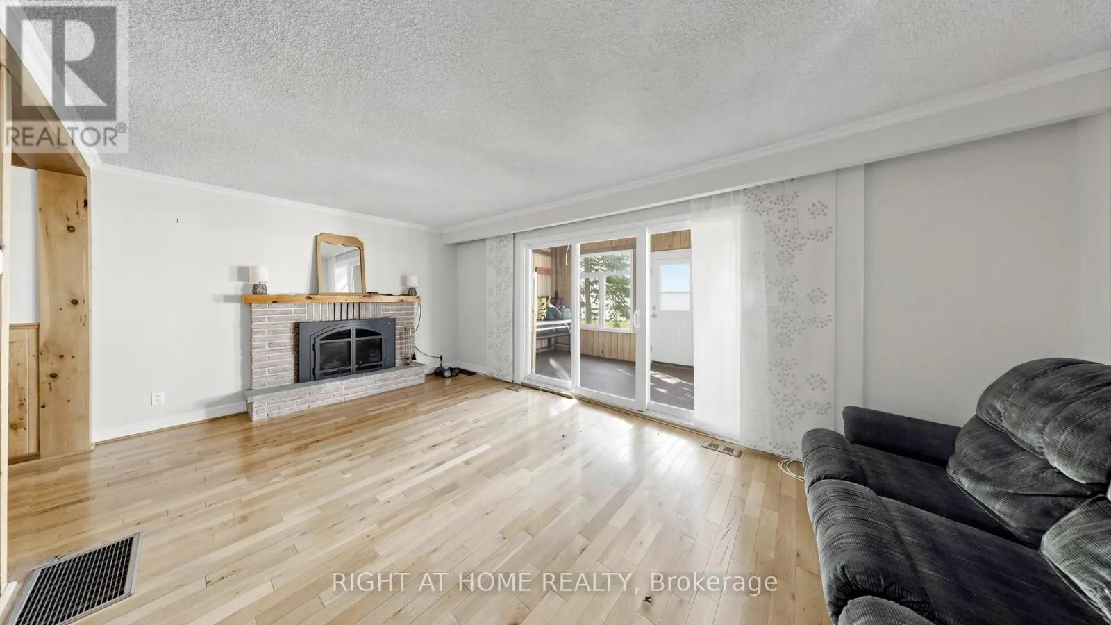 36 SHIRLEA BOULEVARD