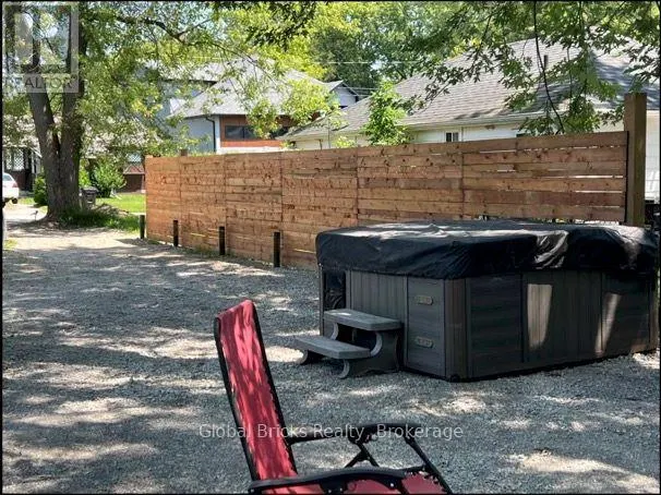 899 MAPLEWOOD DRIVE