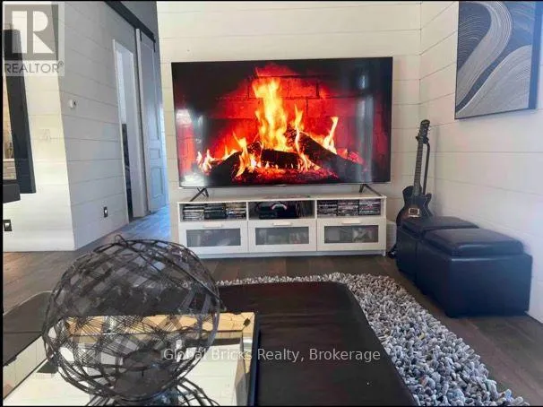 899 MAPLEWOOD DRIVE