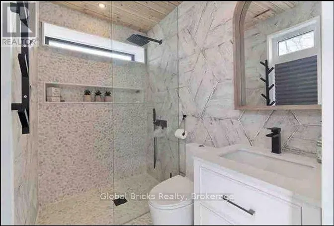 899 MAPLEWOOD DRIVE