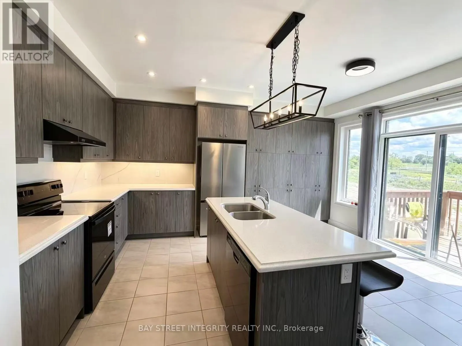 41 KENNETH ROGERS CRESCENT