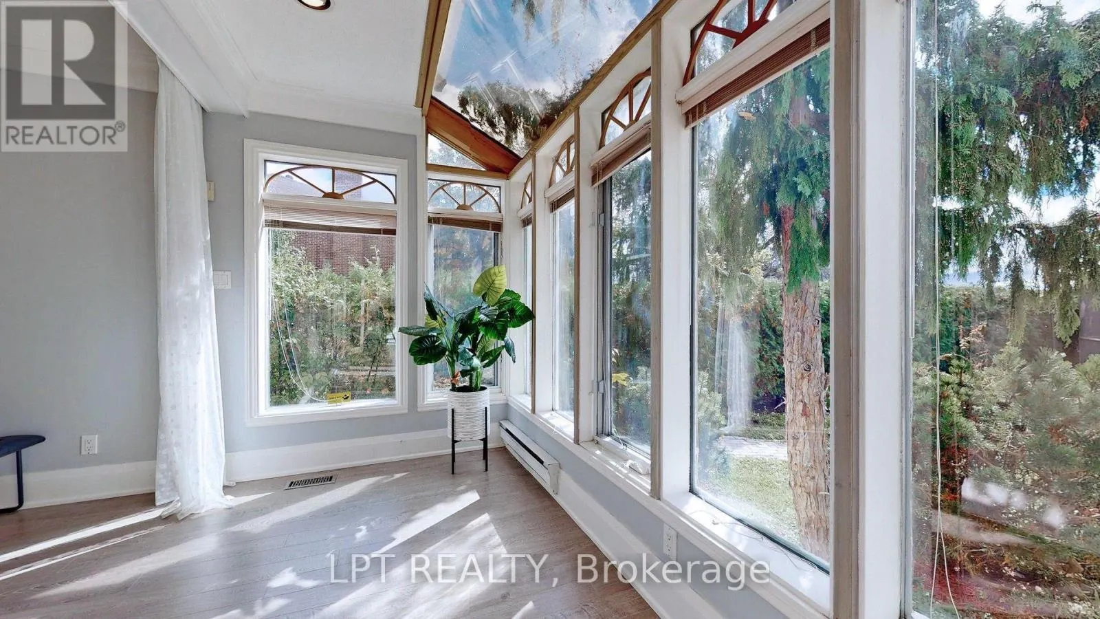 38 METROPOLITAN CRESCENT