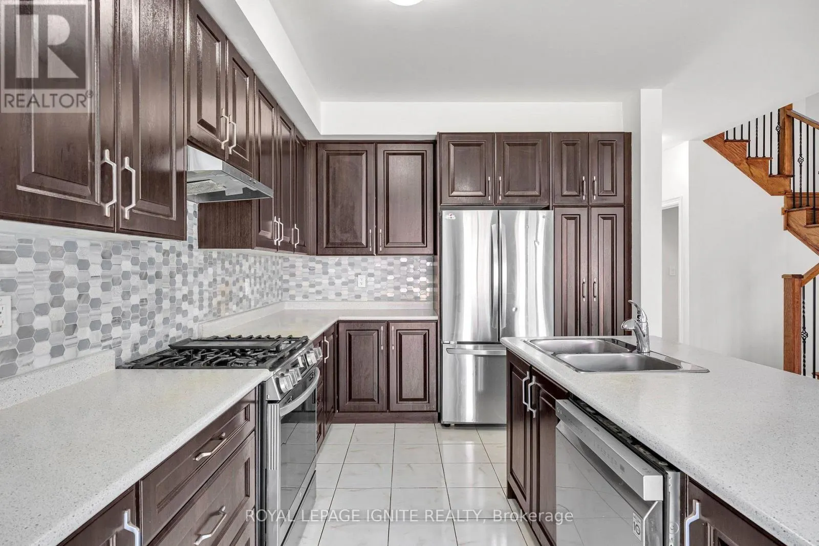 9 ALAN WILLIAMS TRAIL