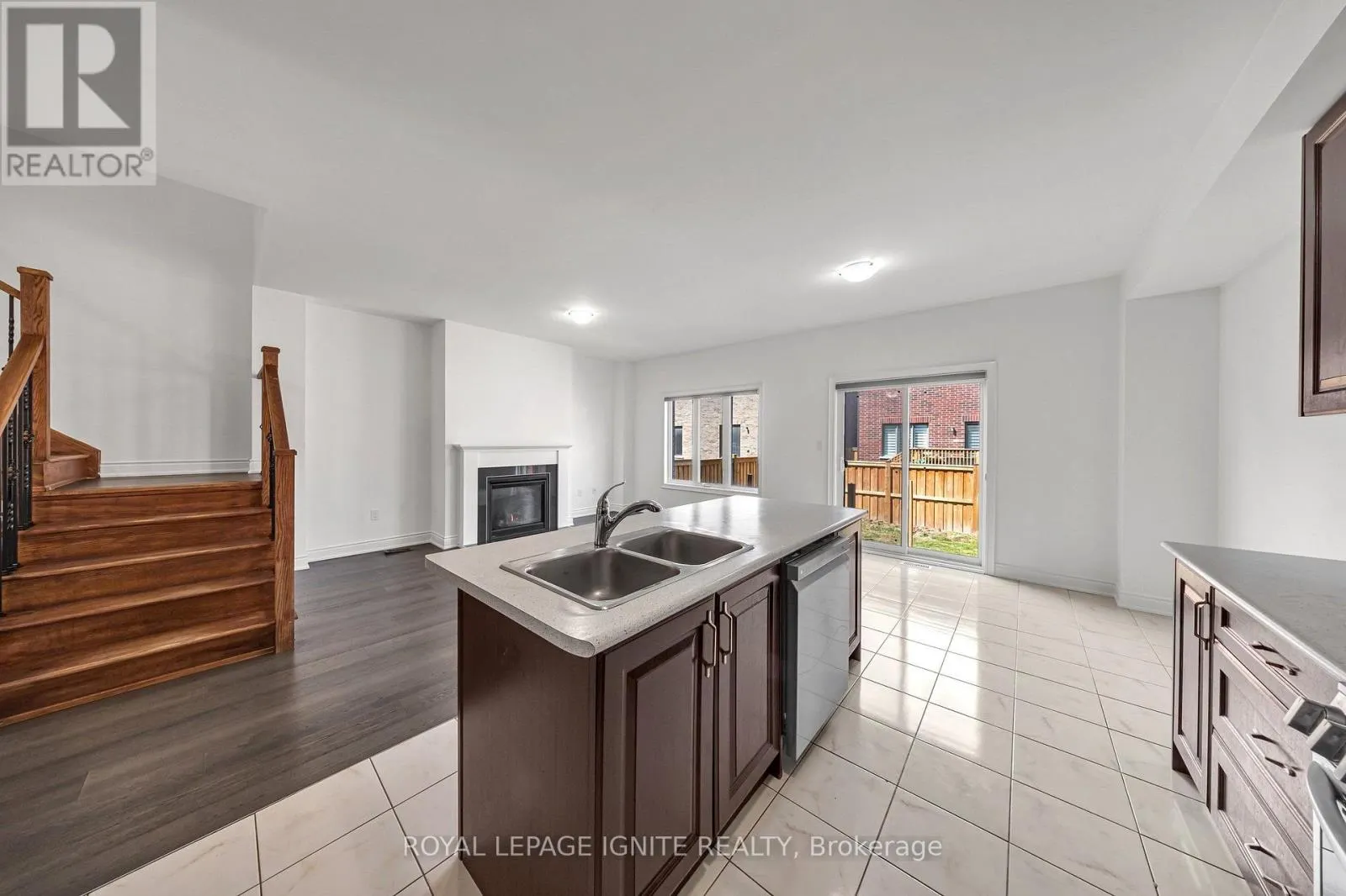 9 ALAN WILLIAMS TRAIL