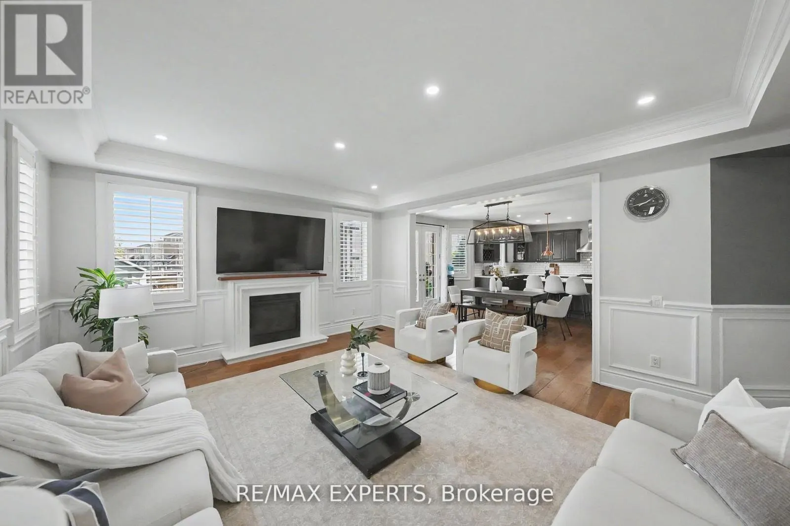 74 DUNROBIN CRESCENT