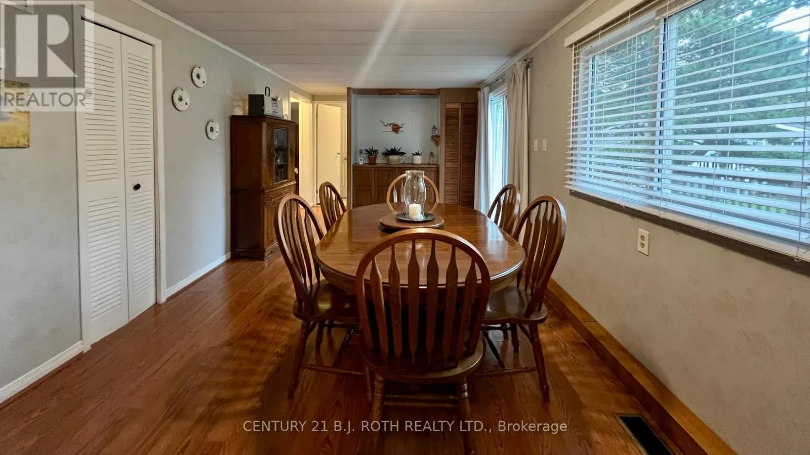 6 WALNUT COURT