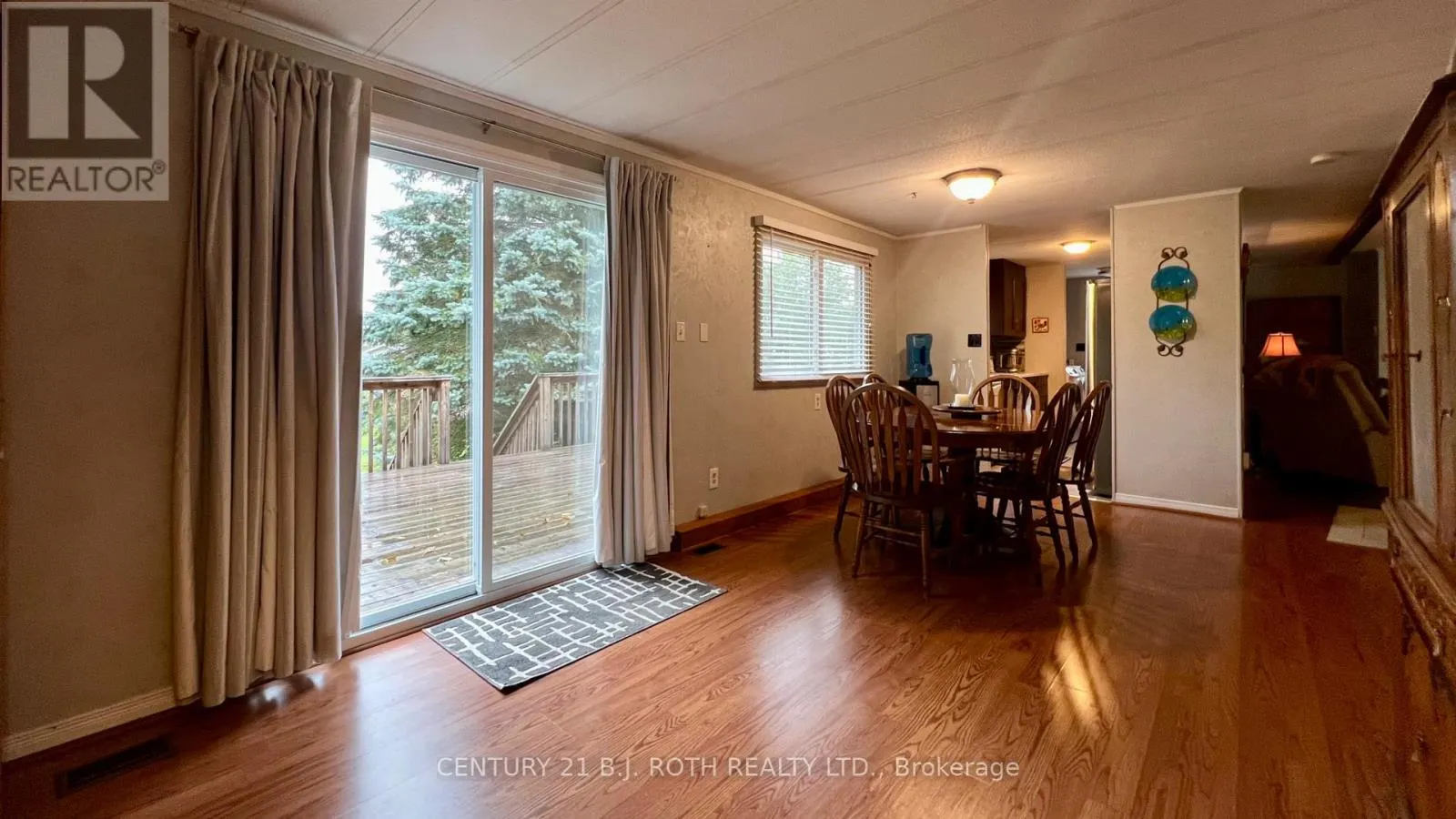 6 WALNUT COURT