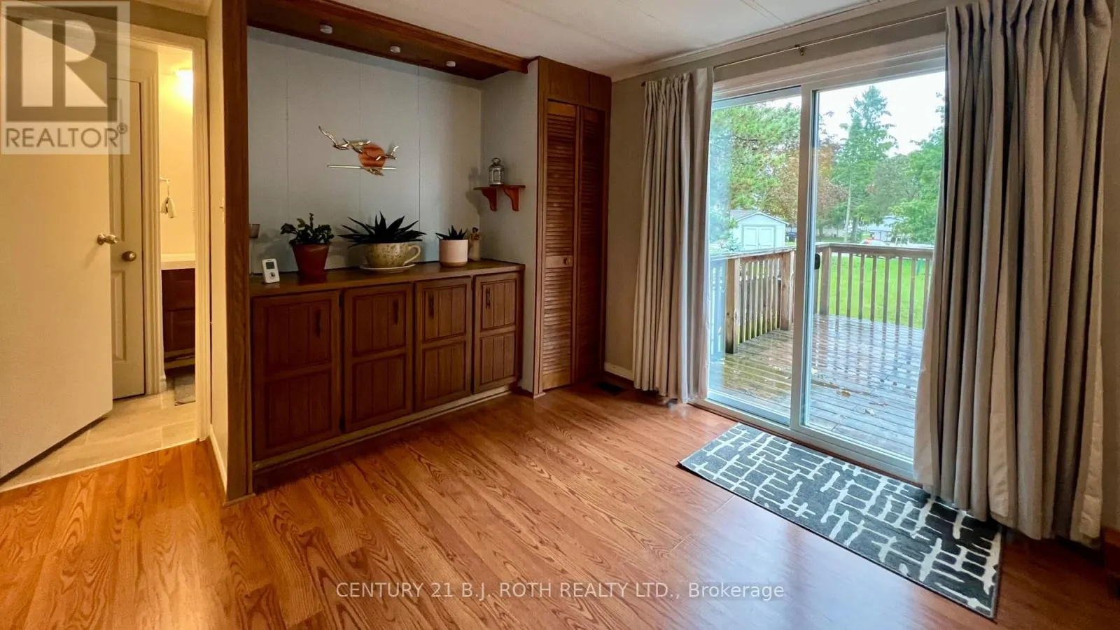 6 WALNUT COURT