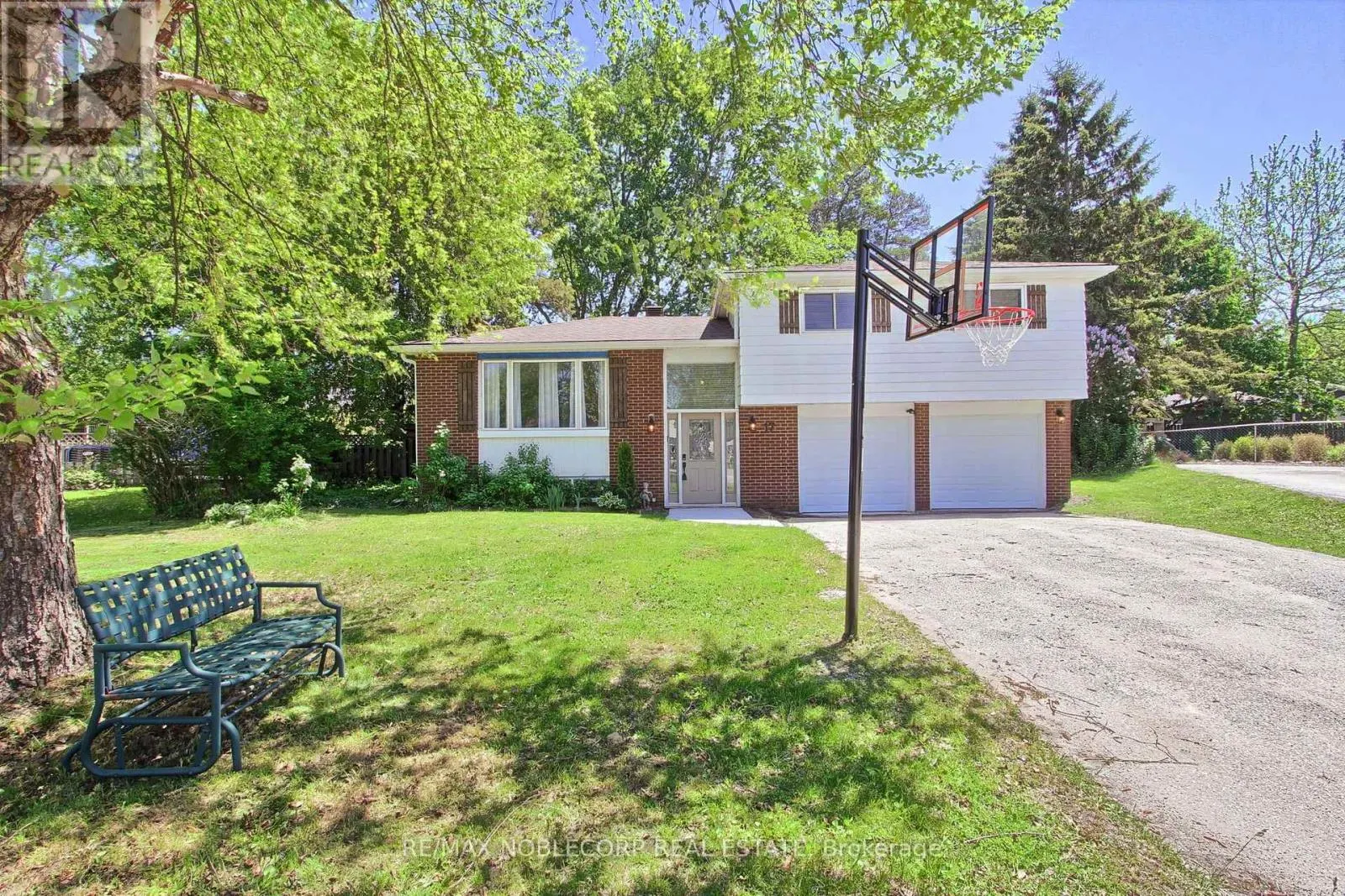 17 LARKDALE CRESCENT
