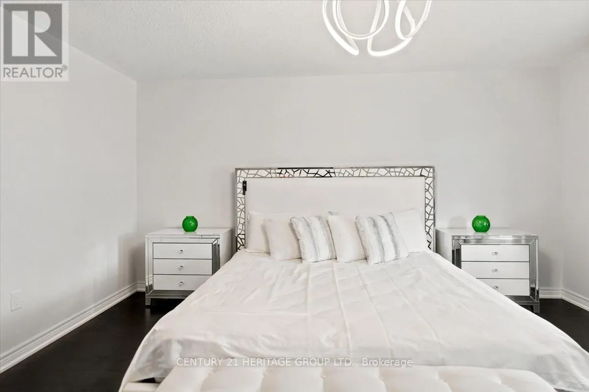 100 MONDIAL CRESCENT E