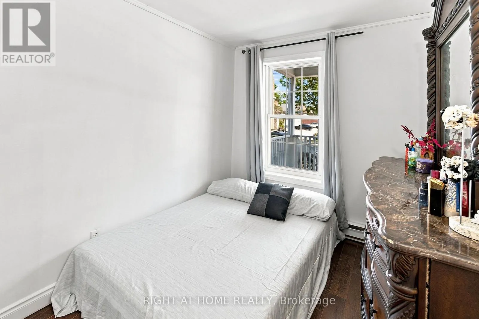 17 LAIDLAW ST STREET S