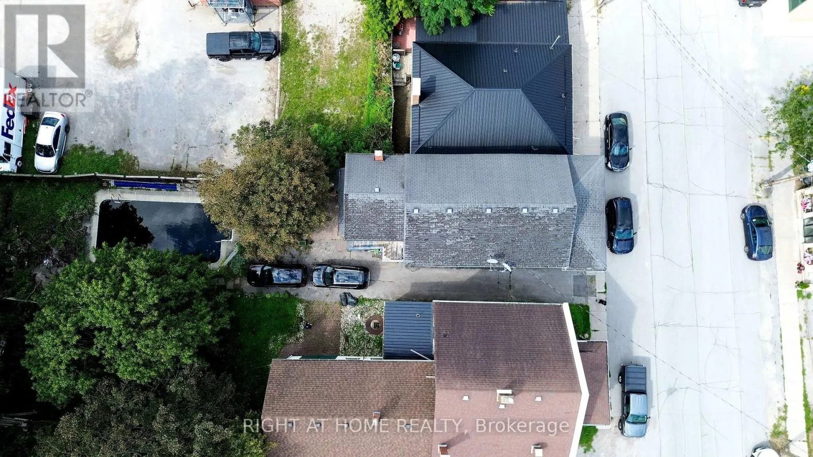 17 LAIDLAW ST STREET S