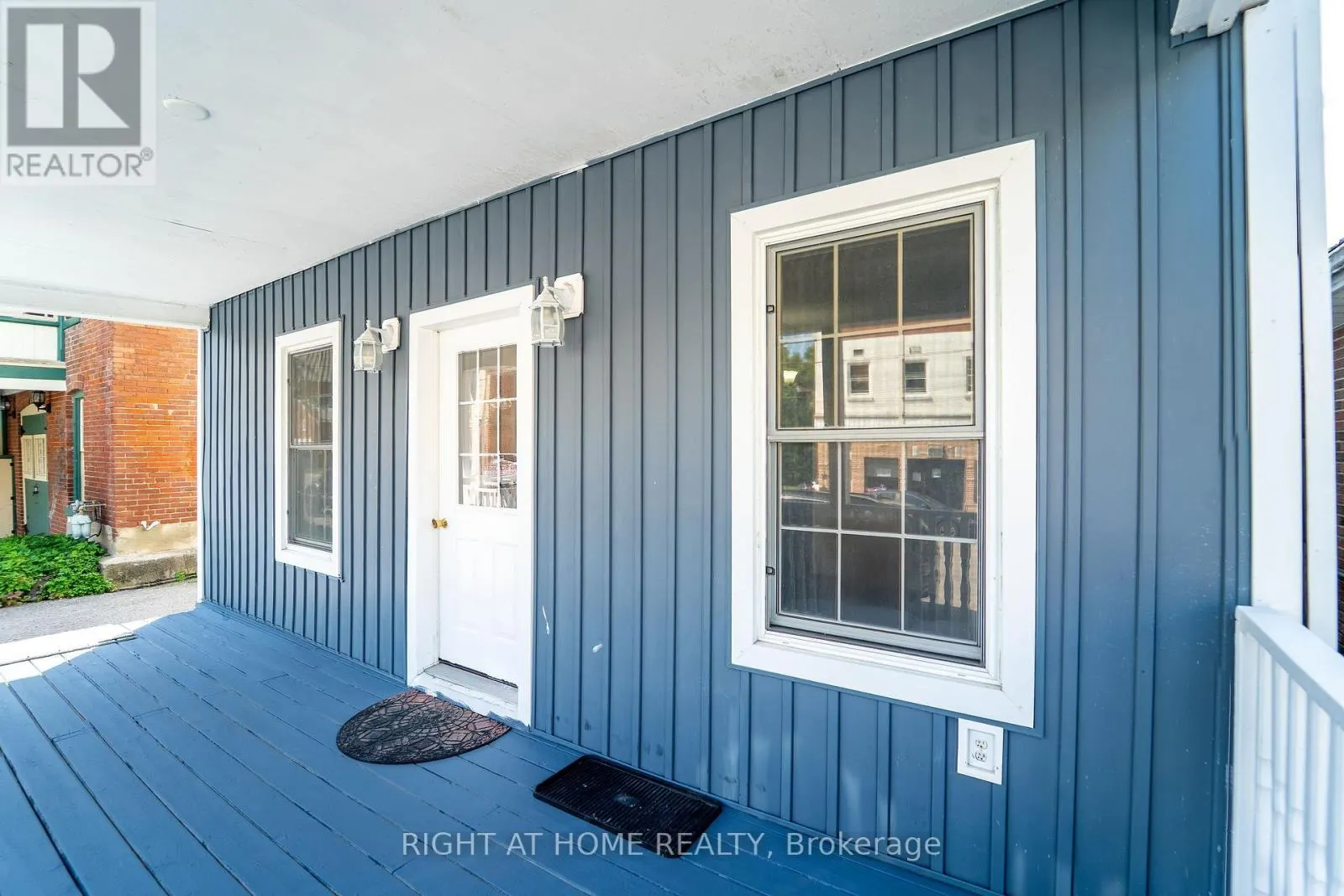 17 LAIDLAW ST STREET S