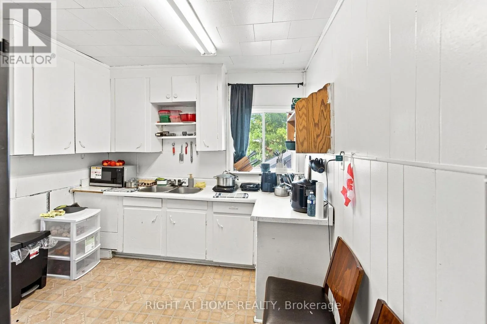17 LAIDLAW ST STREET S