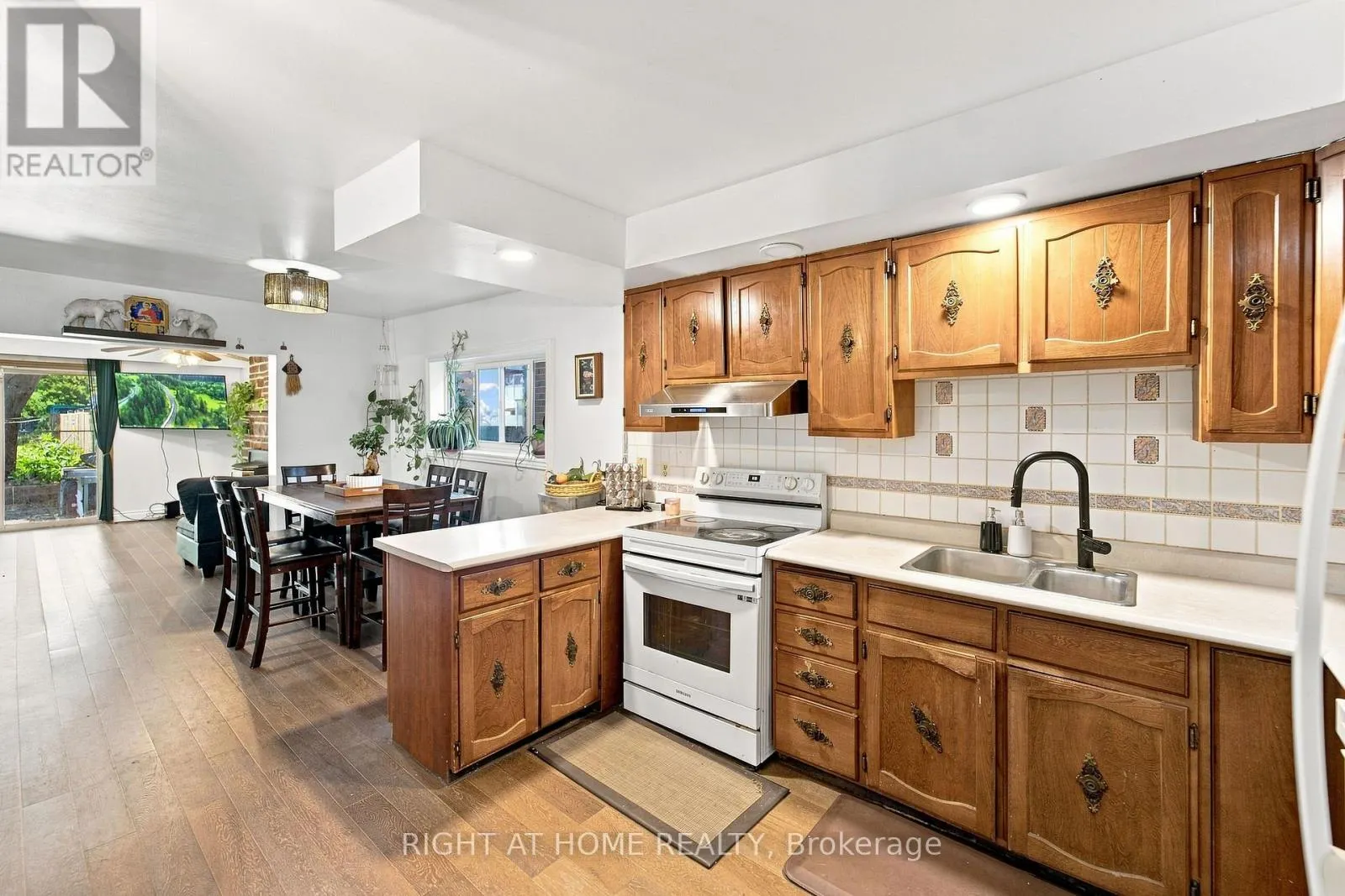 17 LAIDLAW ST STREET S