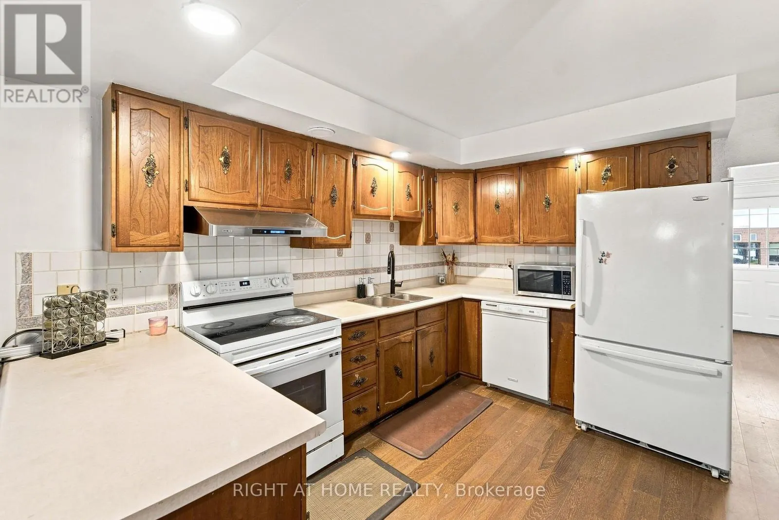 17 LAIDLAW ST STREET S