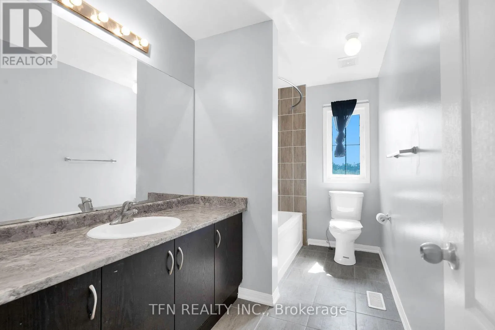 24 DON HADDEN CRESCENT