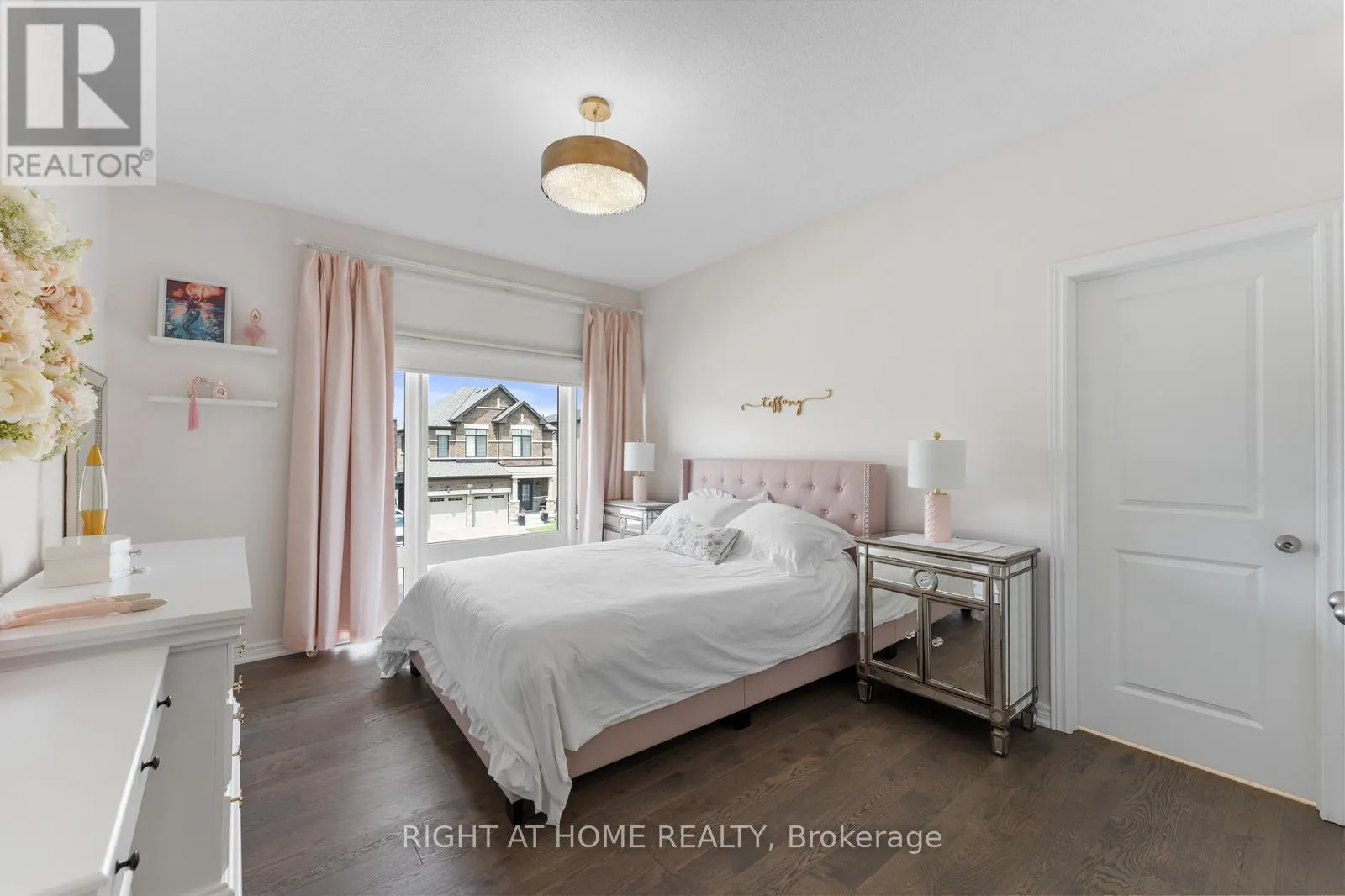 42 ALISTAIR CRESCENT
