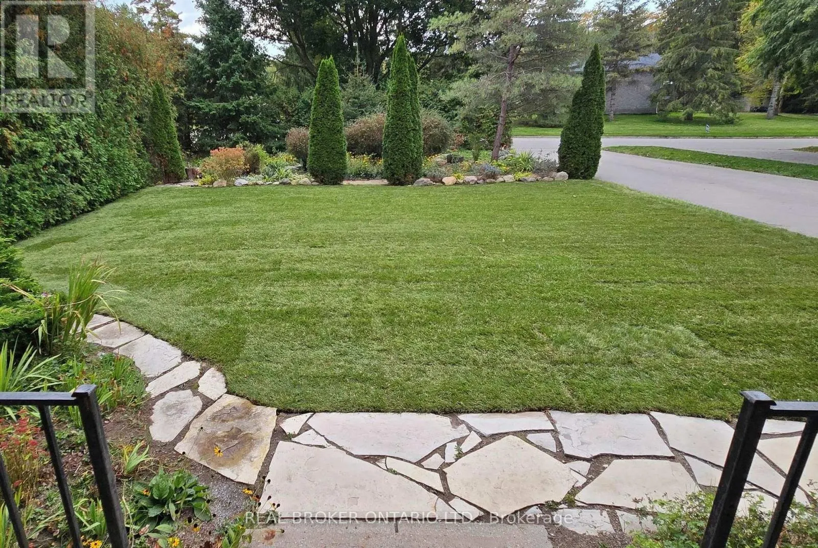 2 AMBERGLEN COURT