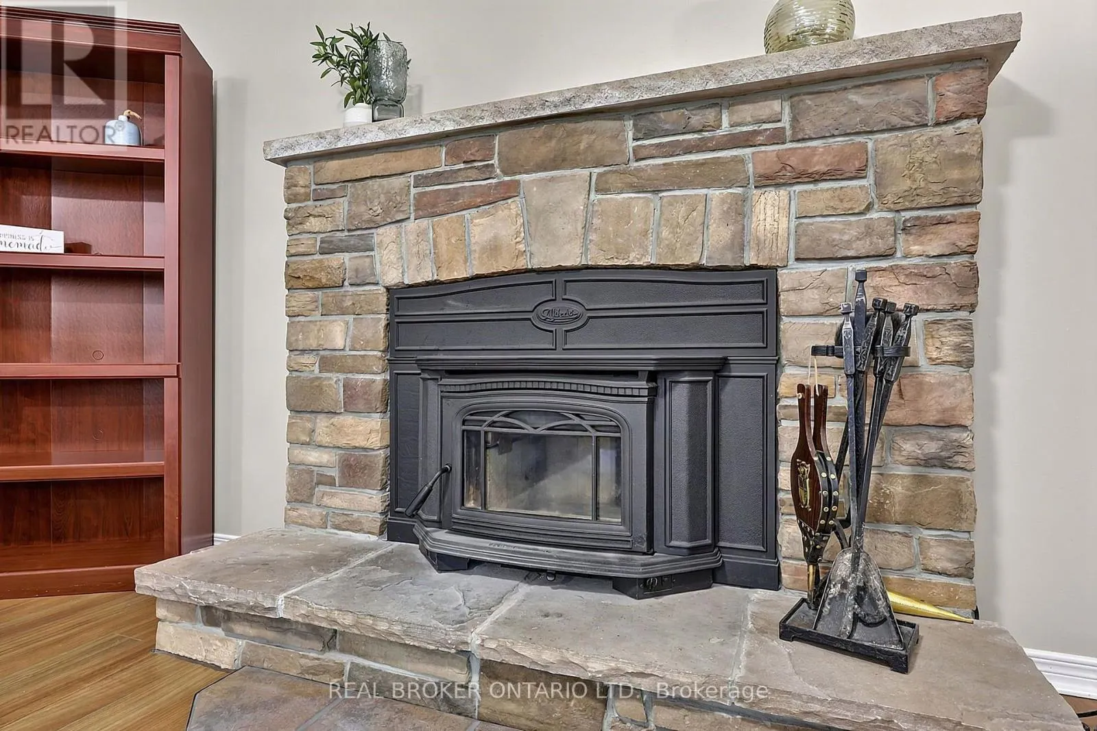 2 AMBERGLEN COURT