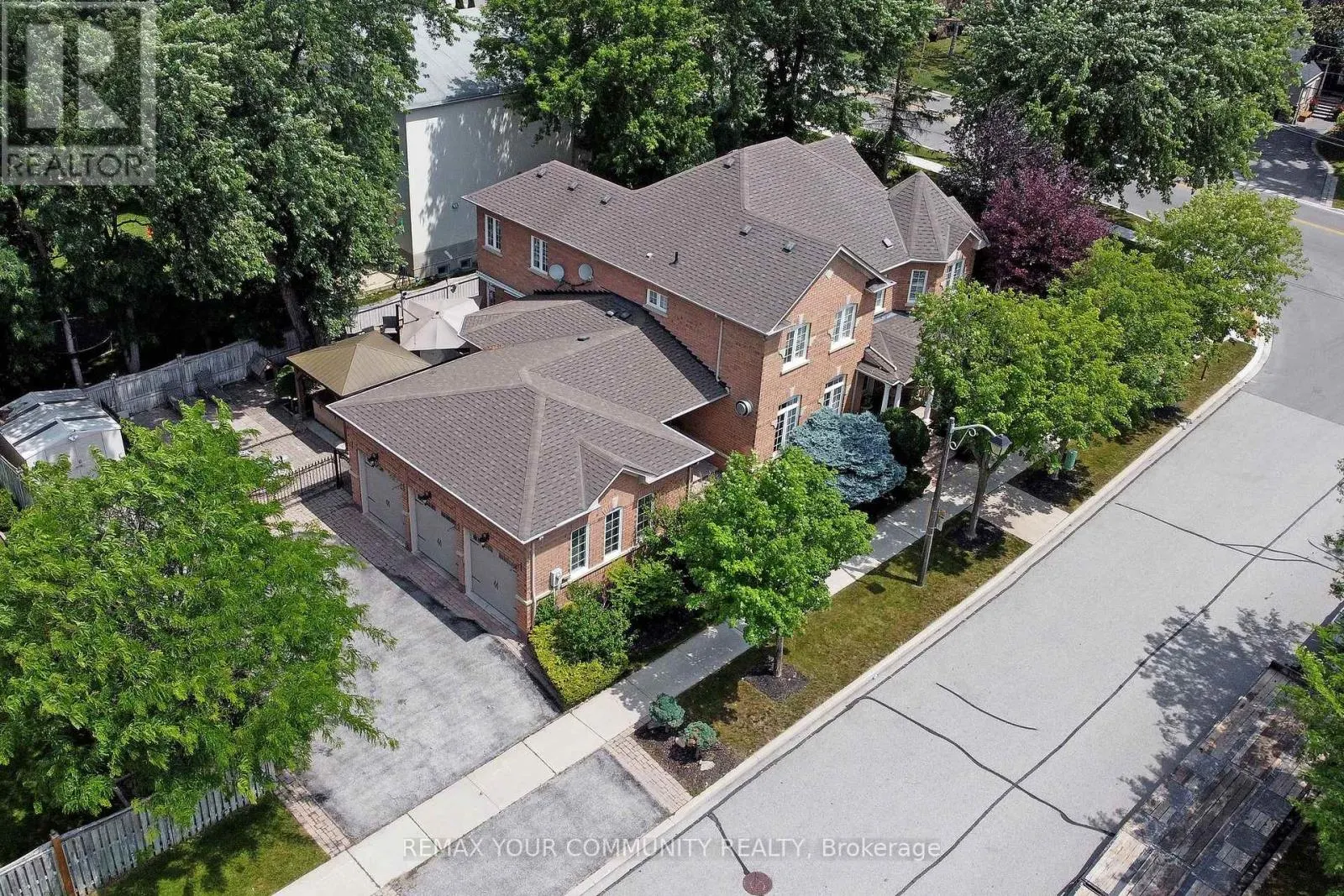 2 WINTERBERRY DRIVE