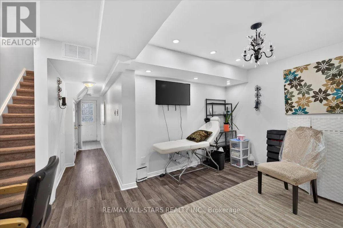 3 - 119 SPRING ROAD