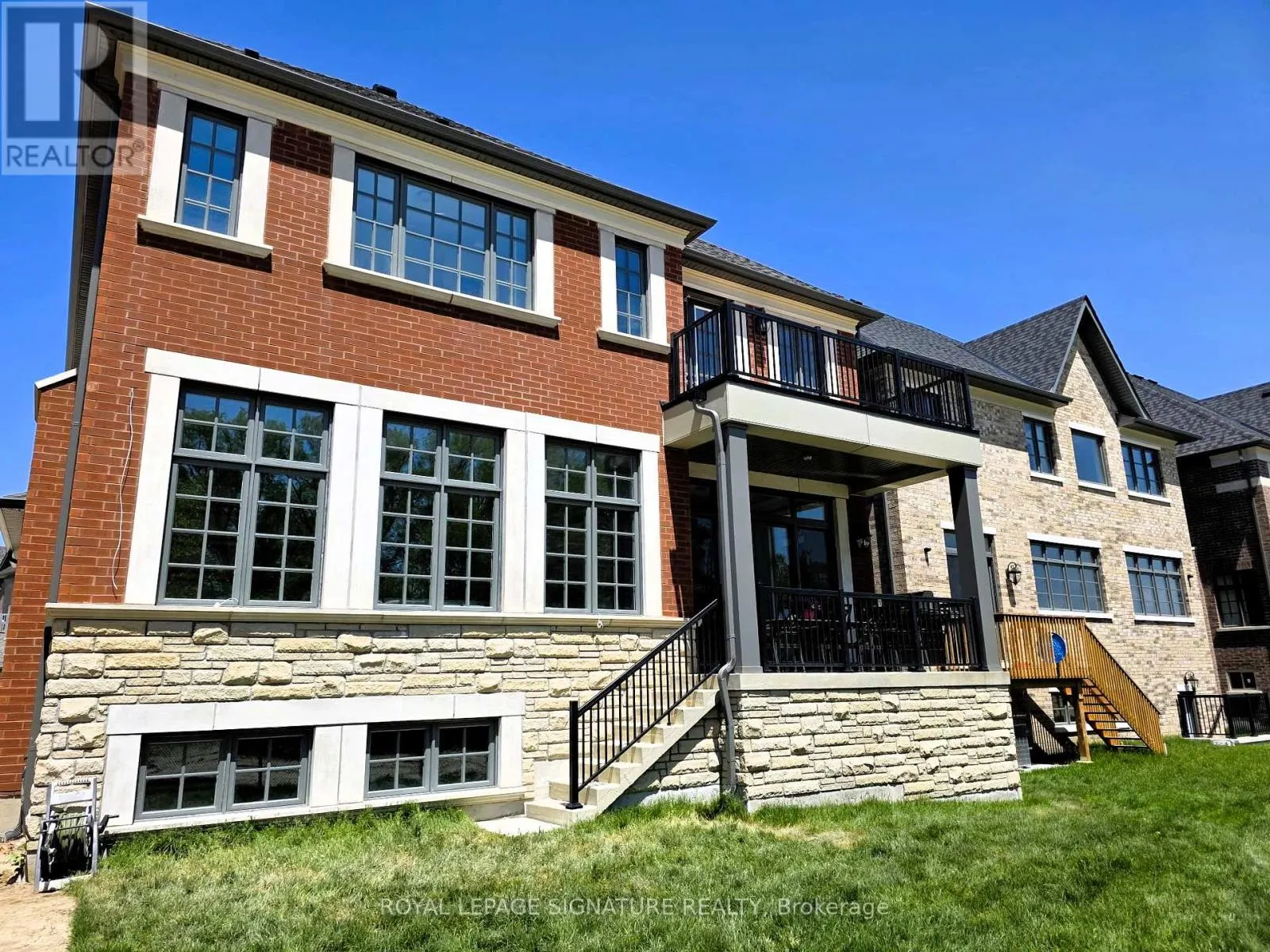 16 GIANVITO CRESCENT