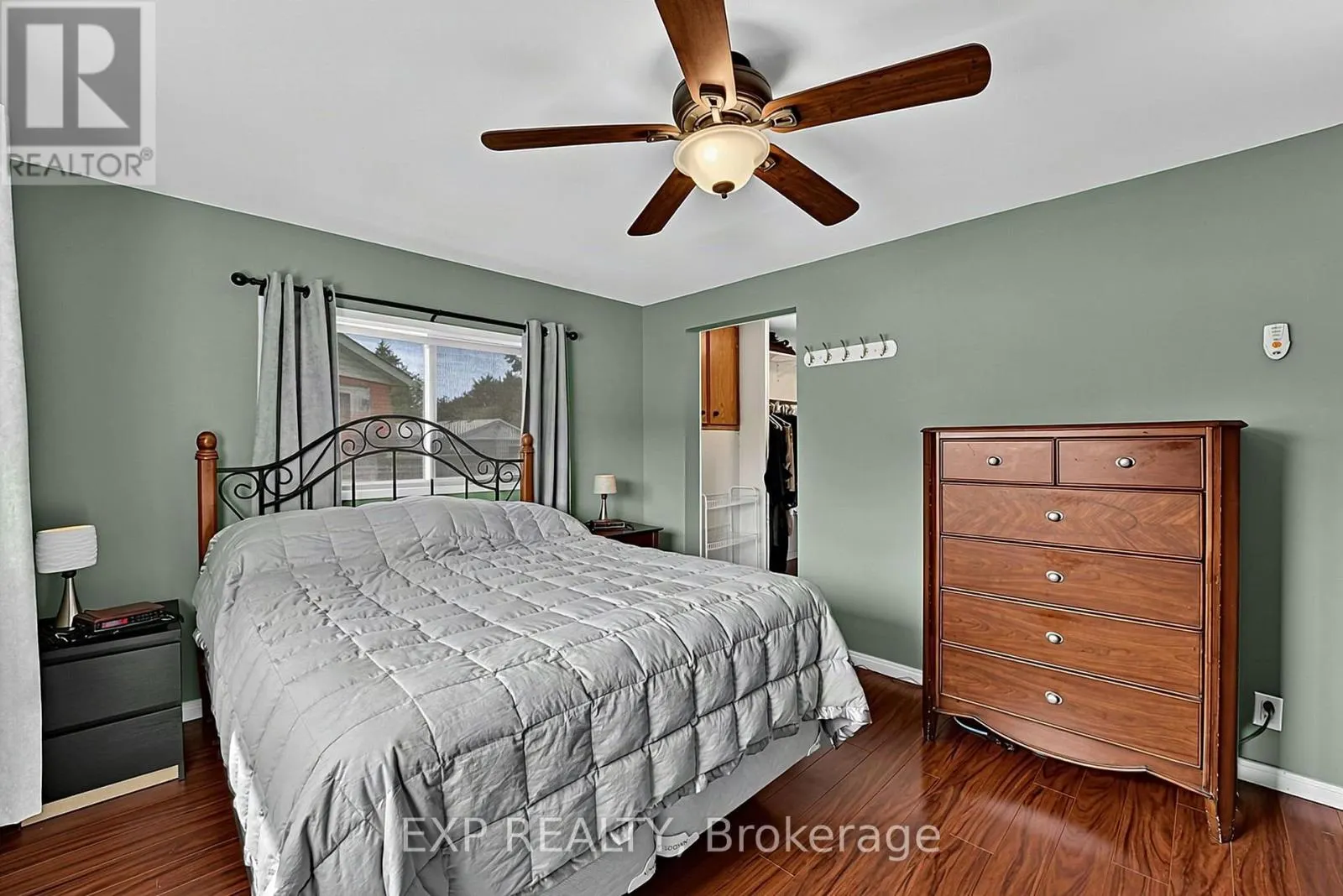 4 FAIRBIRCH COURT