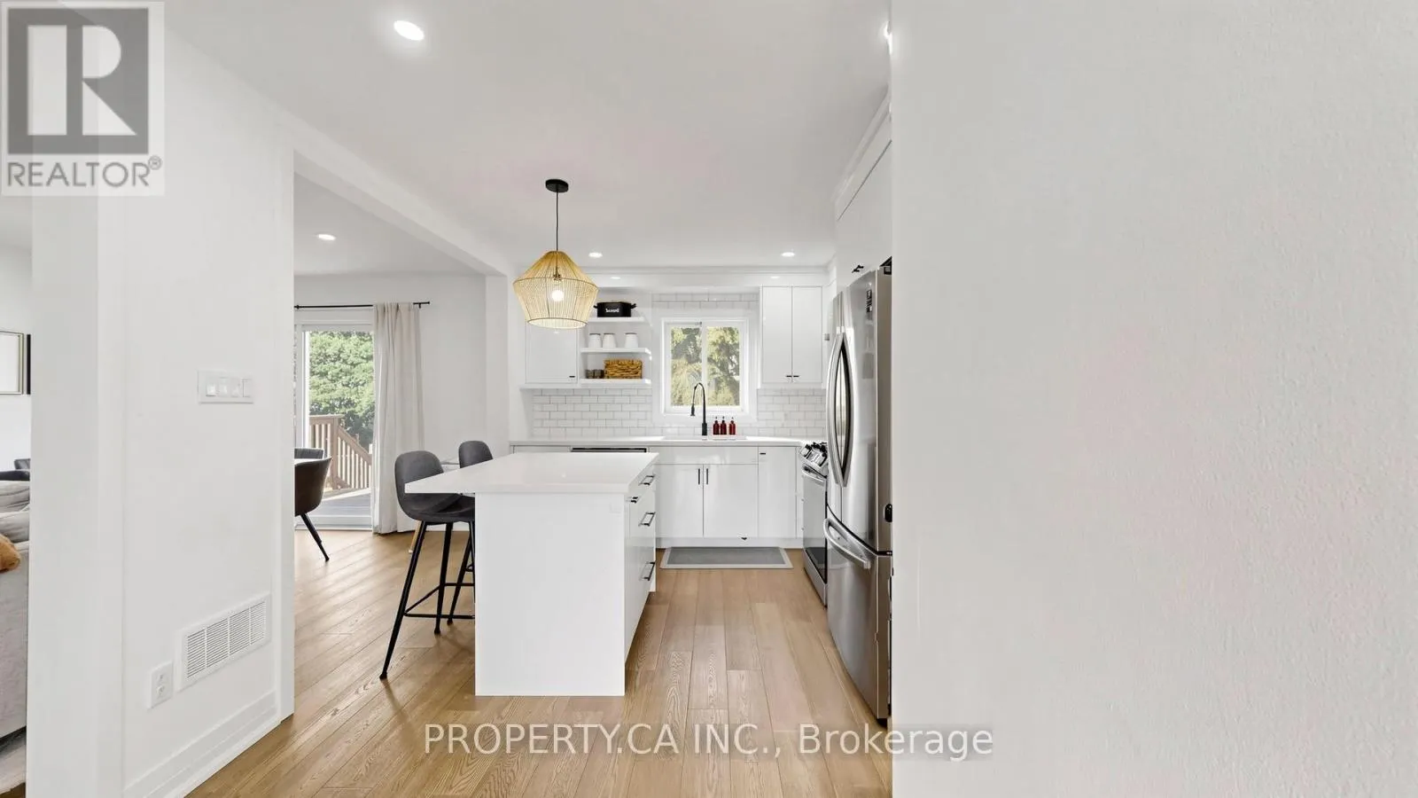 32 HODGINS AVENUE