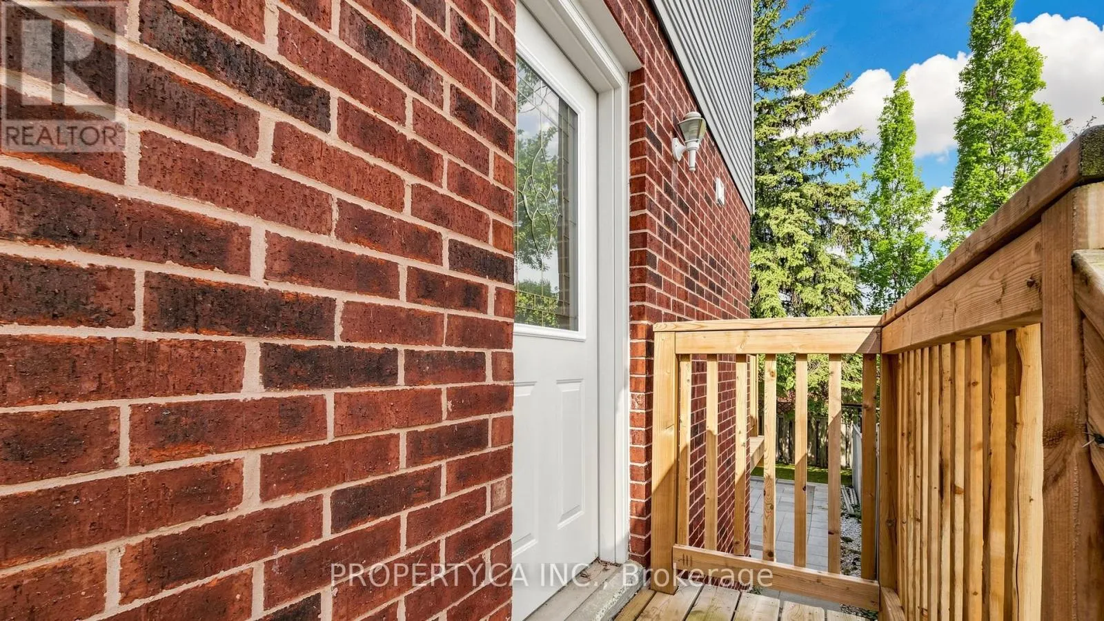 32 HODGINS AVENUE