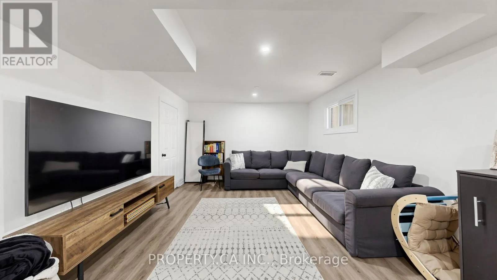 32 HODGINS AVENUE