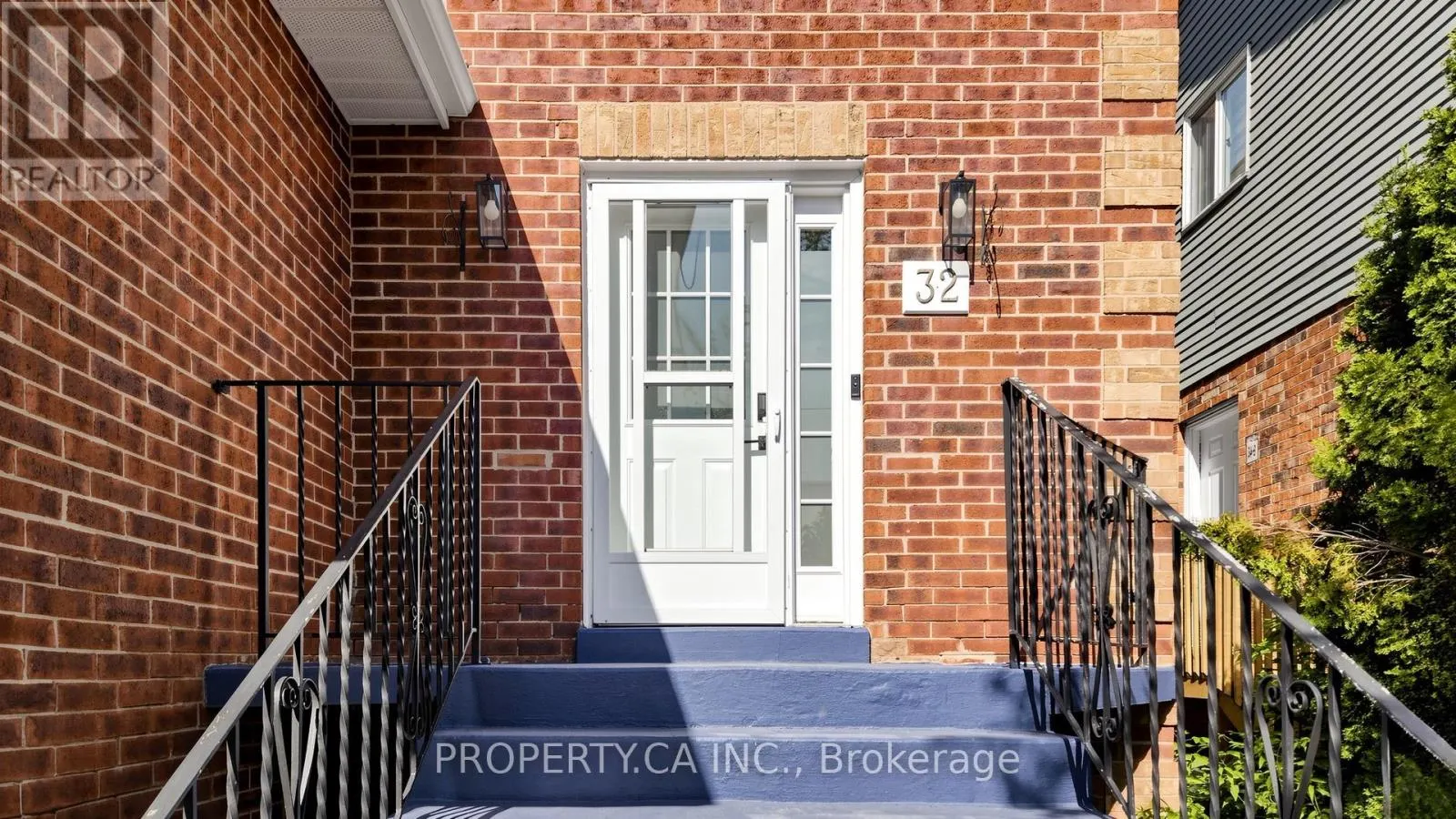 32 HODGINS AVENUE