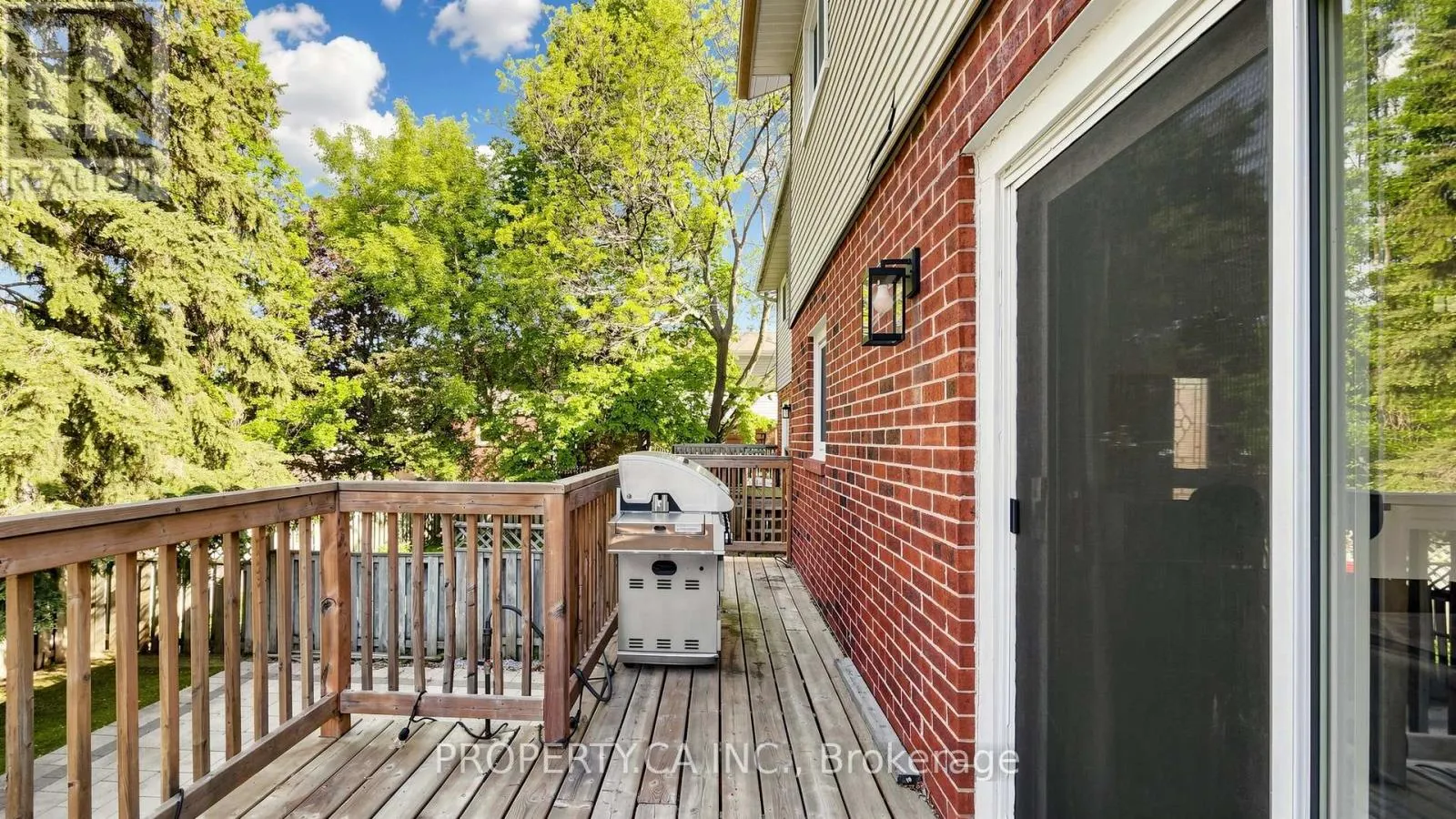 32 HODGINS AVENUE