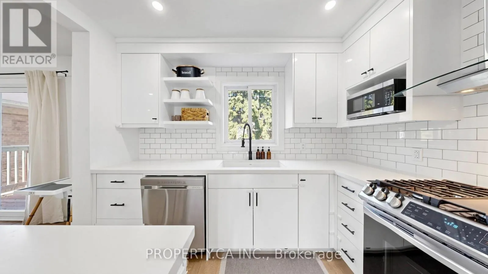 32 HODGINS AVENUE