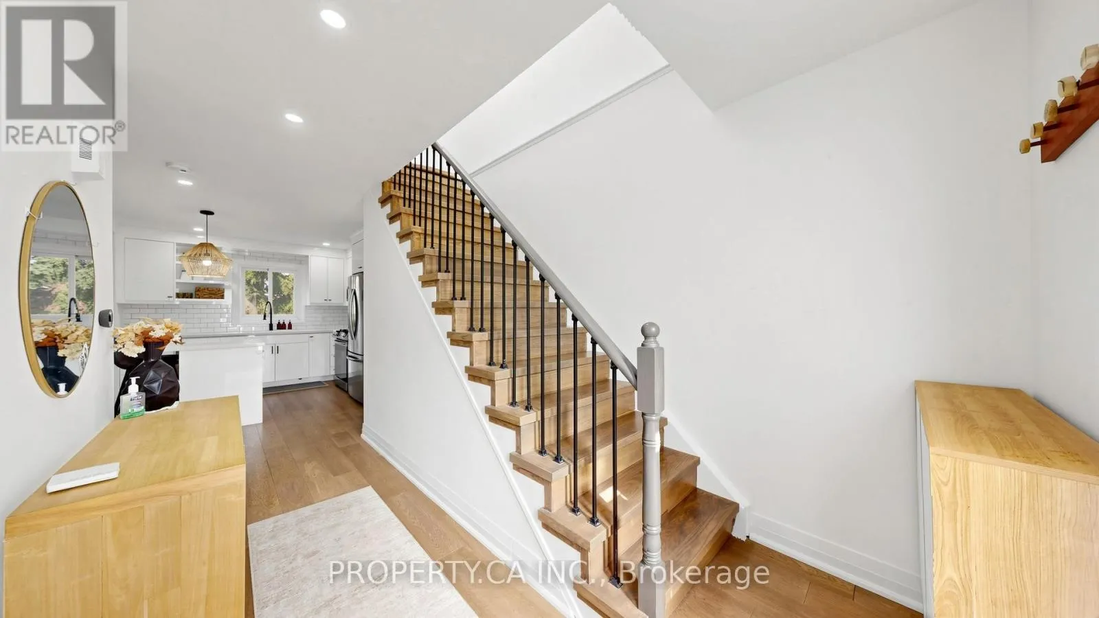 32 HODGINS AVENUE