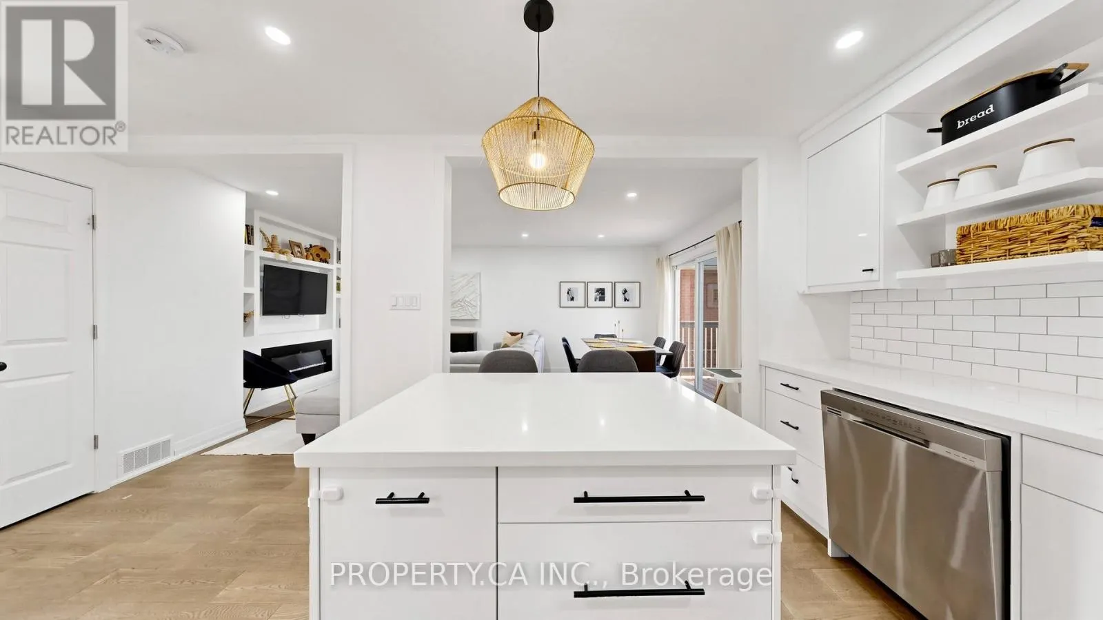 32 HODGINS AVENUE