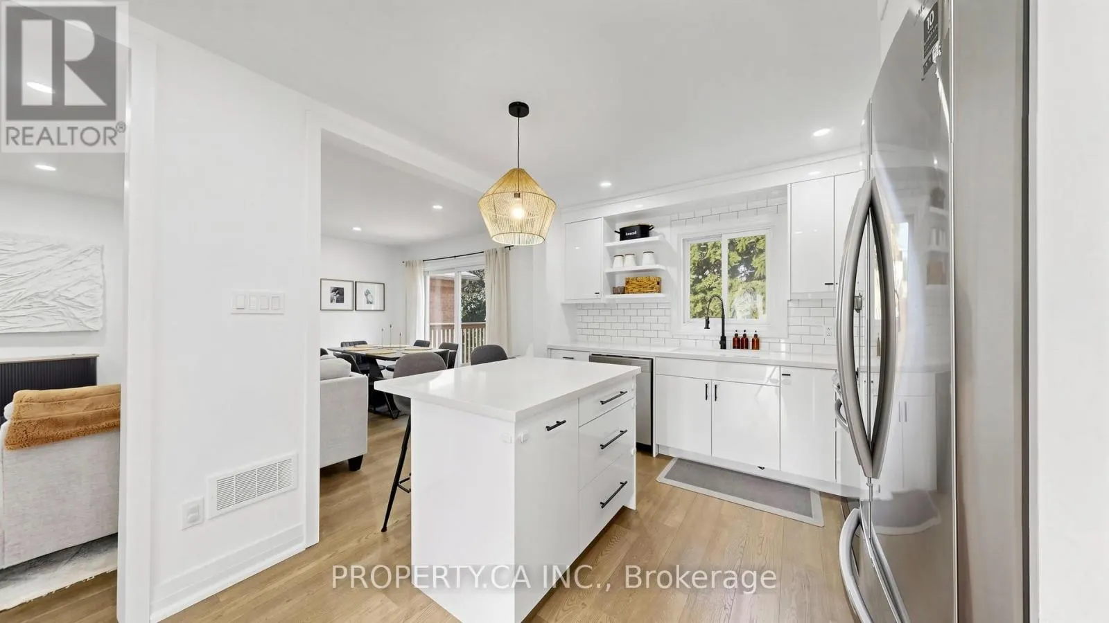 32 HODGINS AVENUE