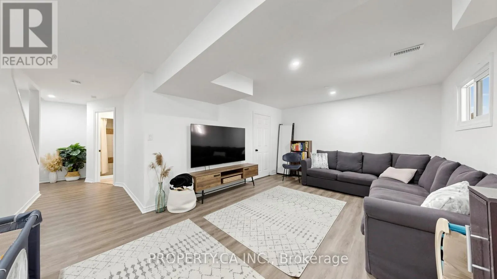 32 HODGINS AVENUE