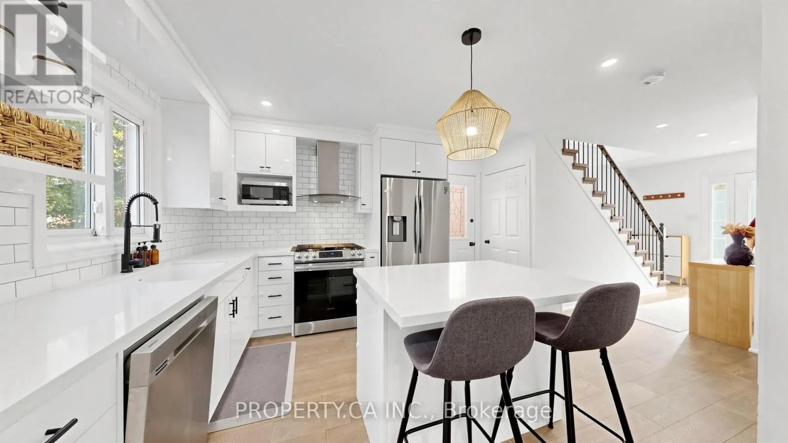 32 HODGINS AVENUE