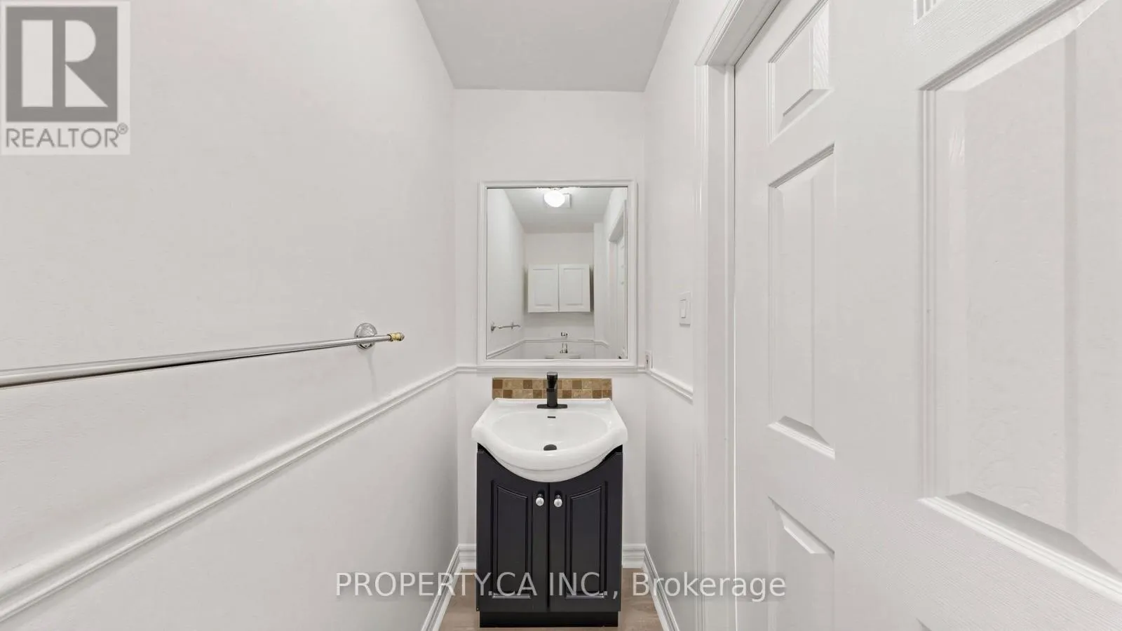 32 HODGINS AVENUE