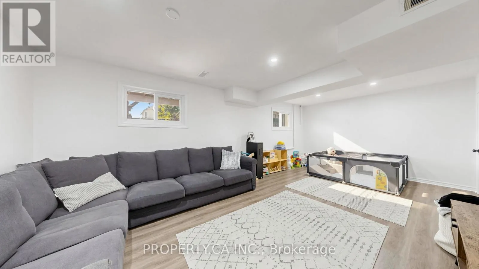 32 HODGINS AVENUE