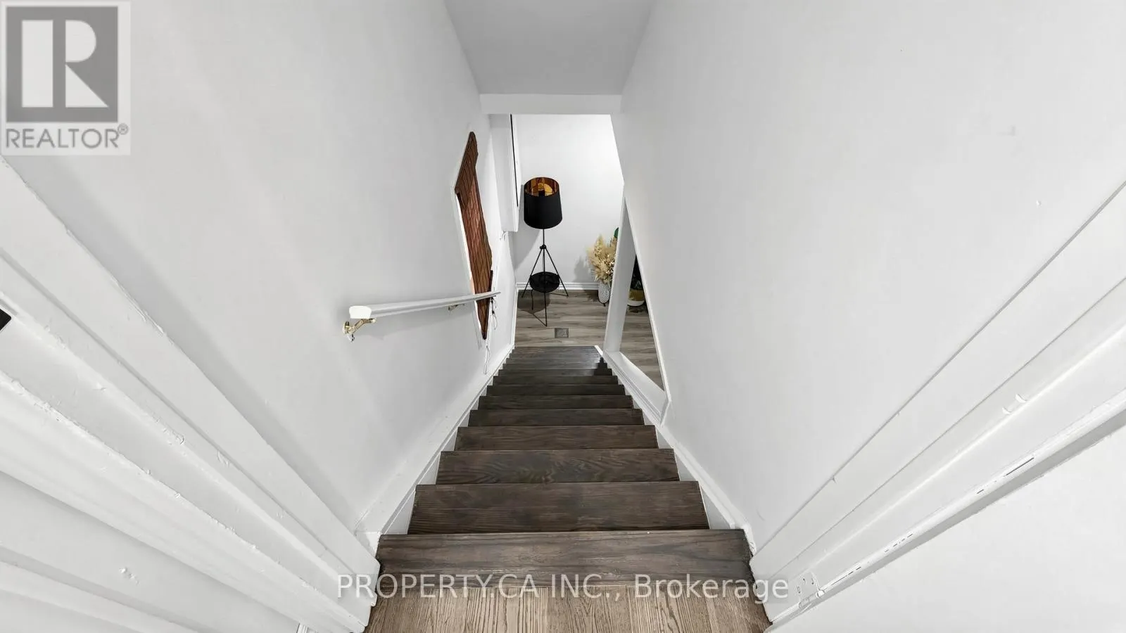32 HODGINS AVENUE
