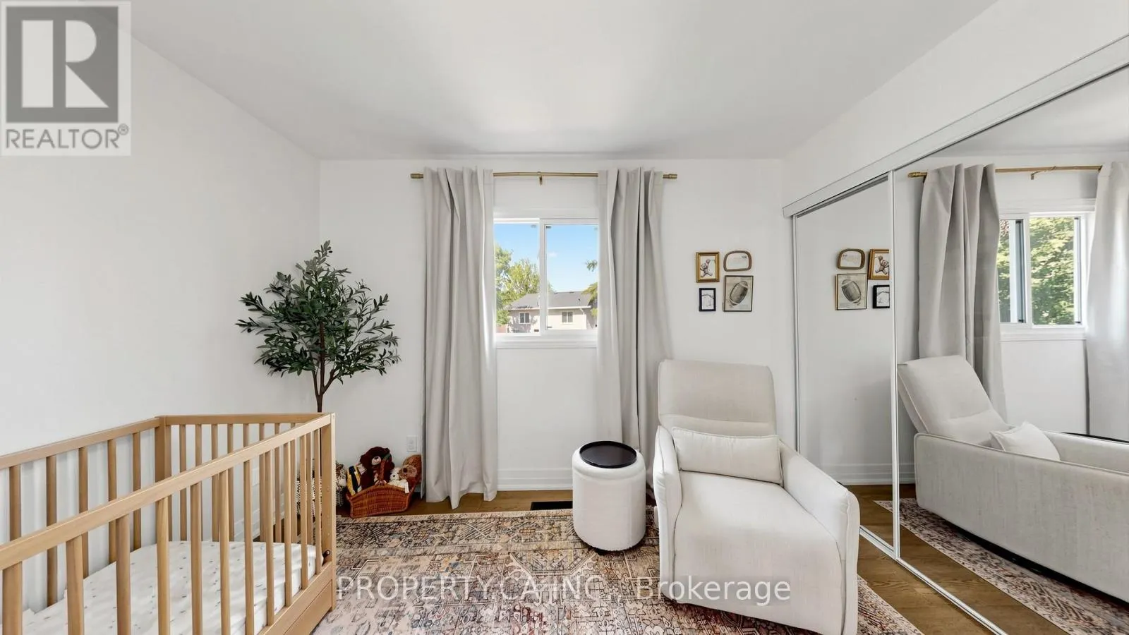 32 HODGINS AVENUE