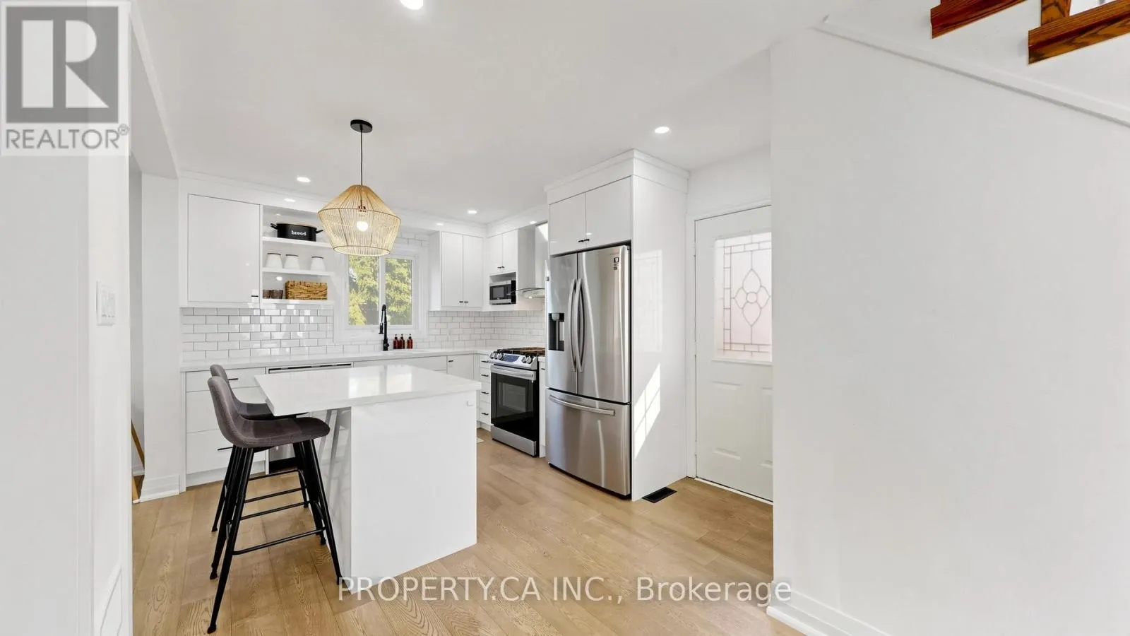 32 HODGINS AVENUE