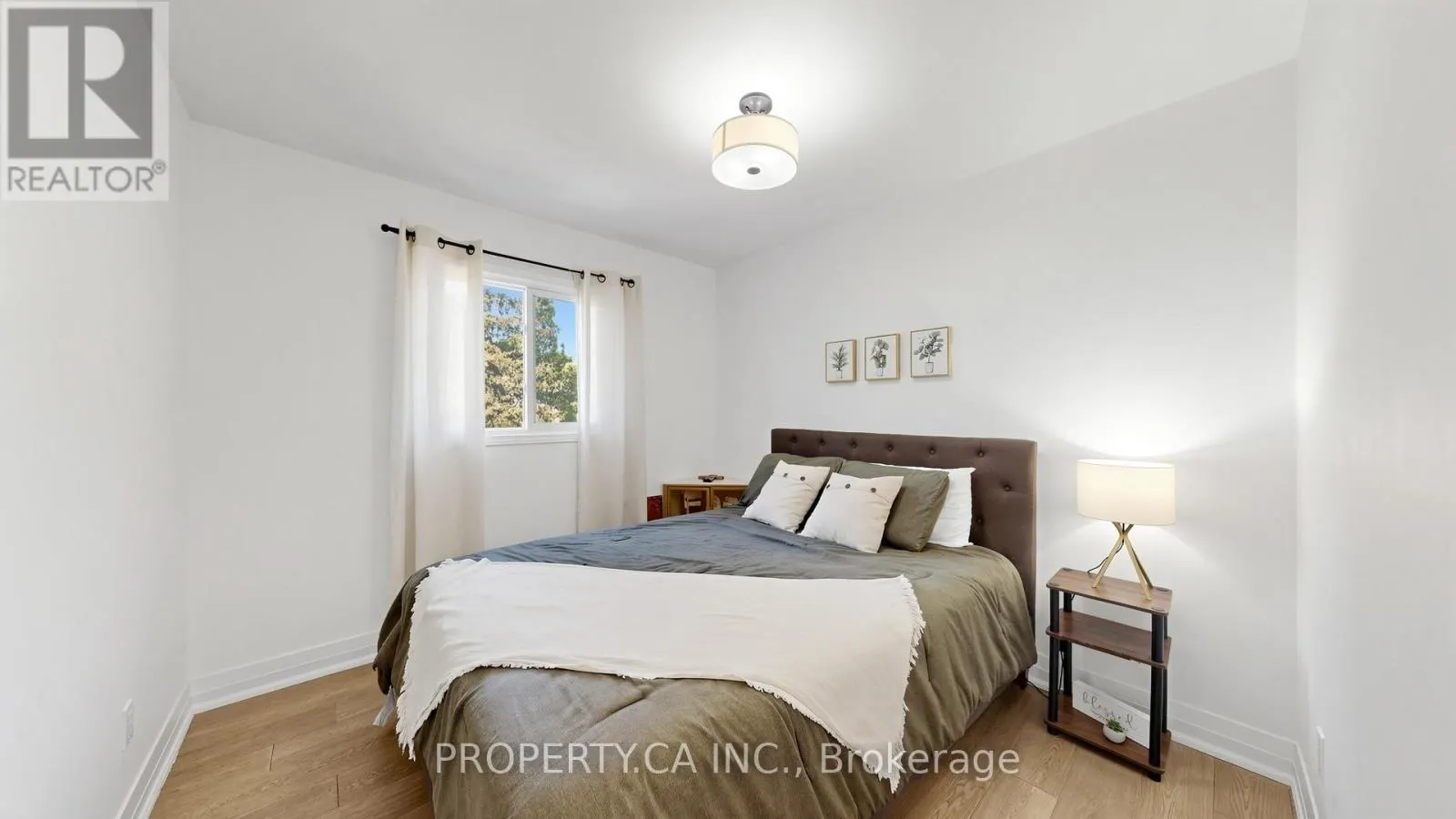 32 HODGINS AVENUE