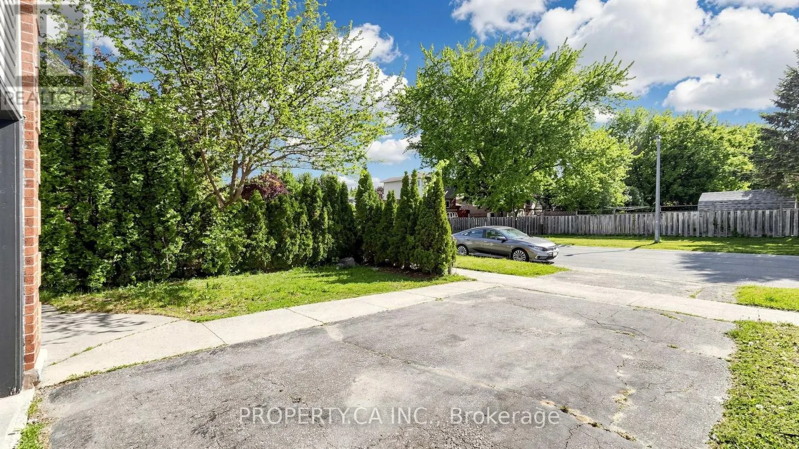 32 HODGINS AVENUE