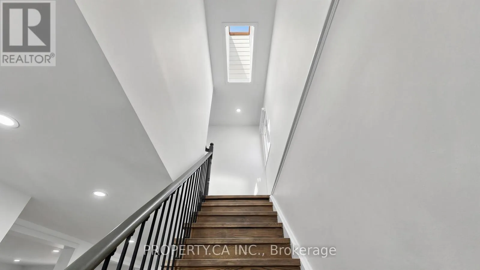 32 HODGINS AVENUE